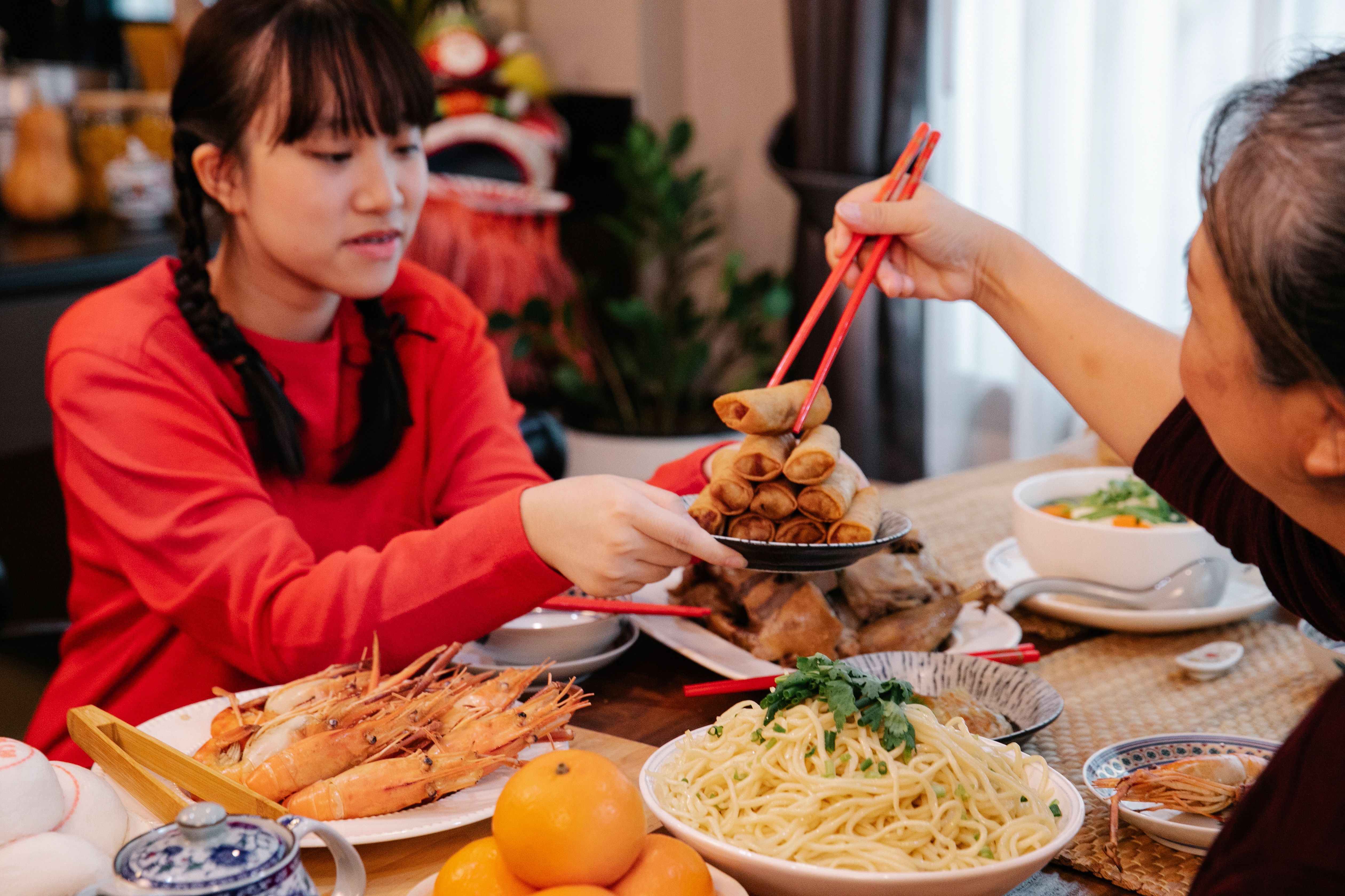 Une famille réunie autour d’une table de fête
