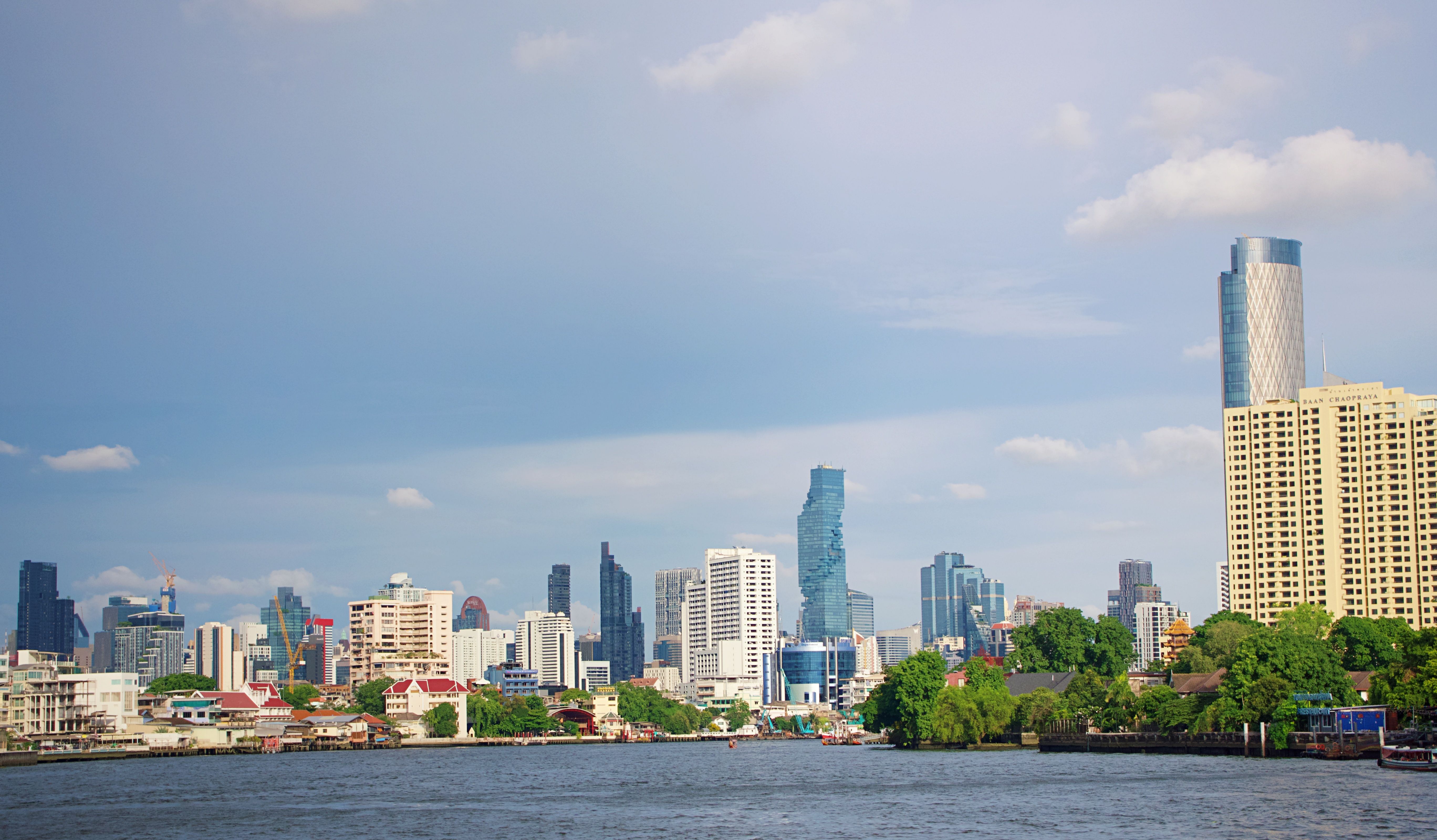 Les gratte-ciel de Bangkok au bord du fleuve Chao Phraya