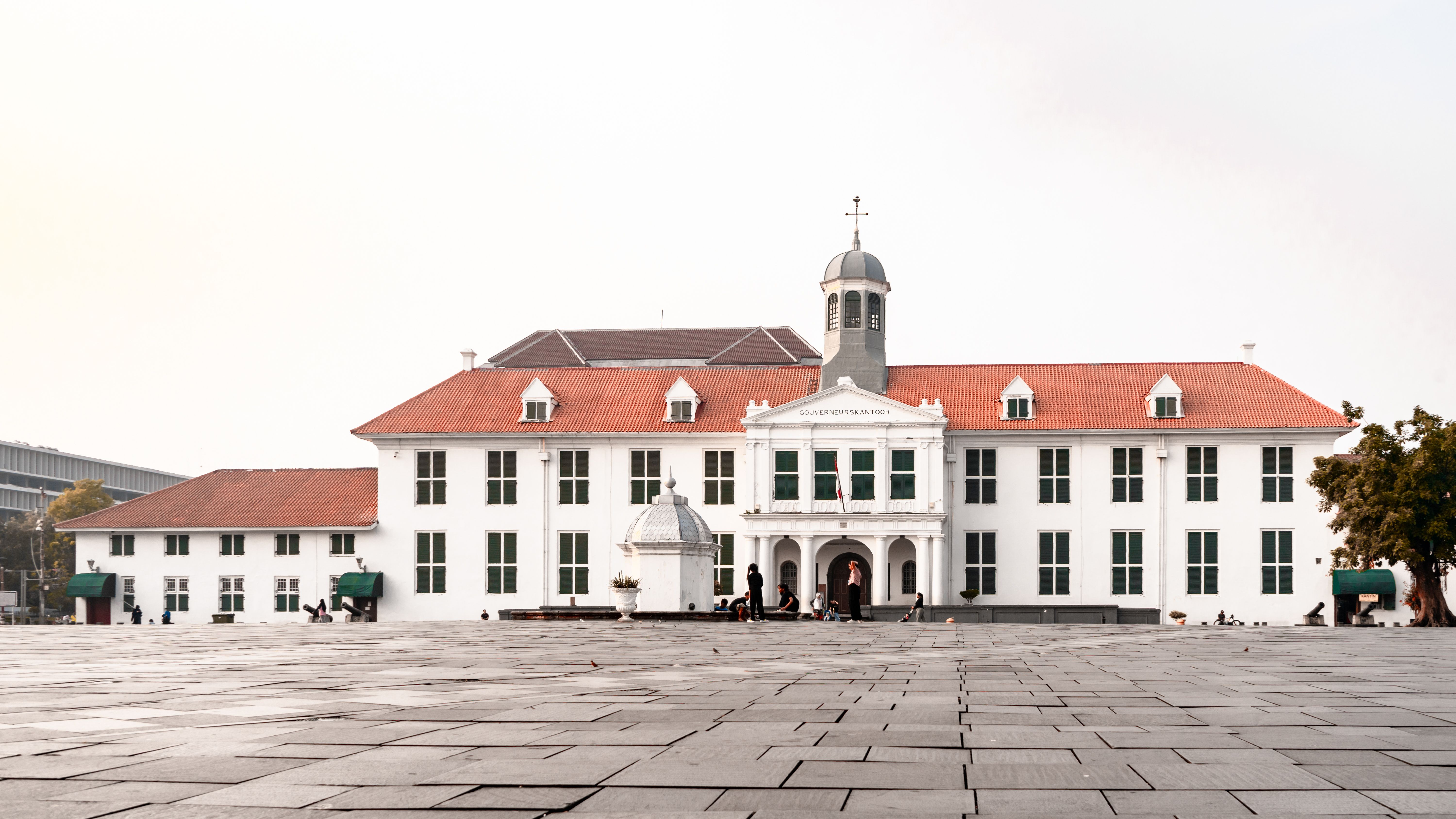 La place Fatahillah et un bâtiment colonial à Jakarta