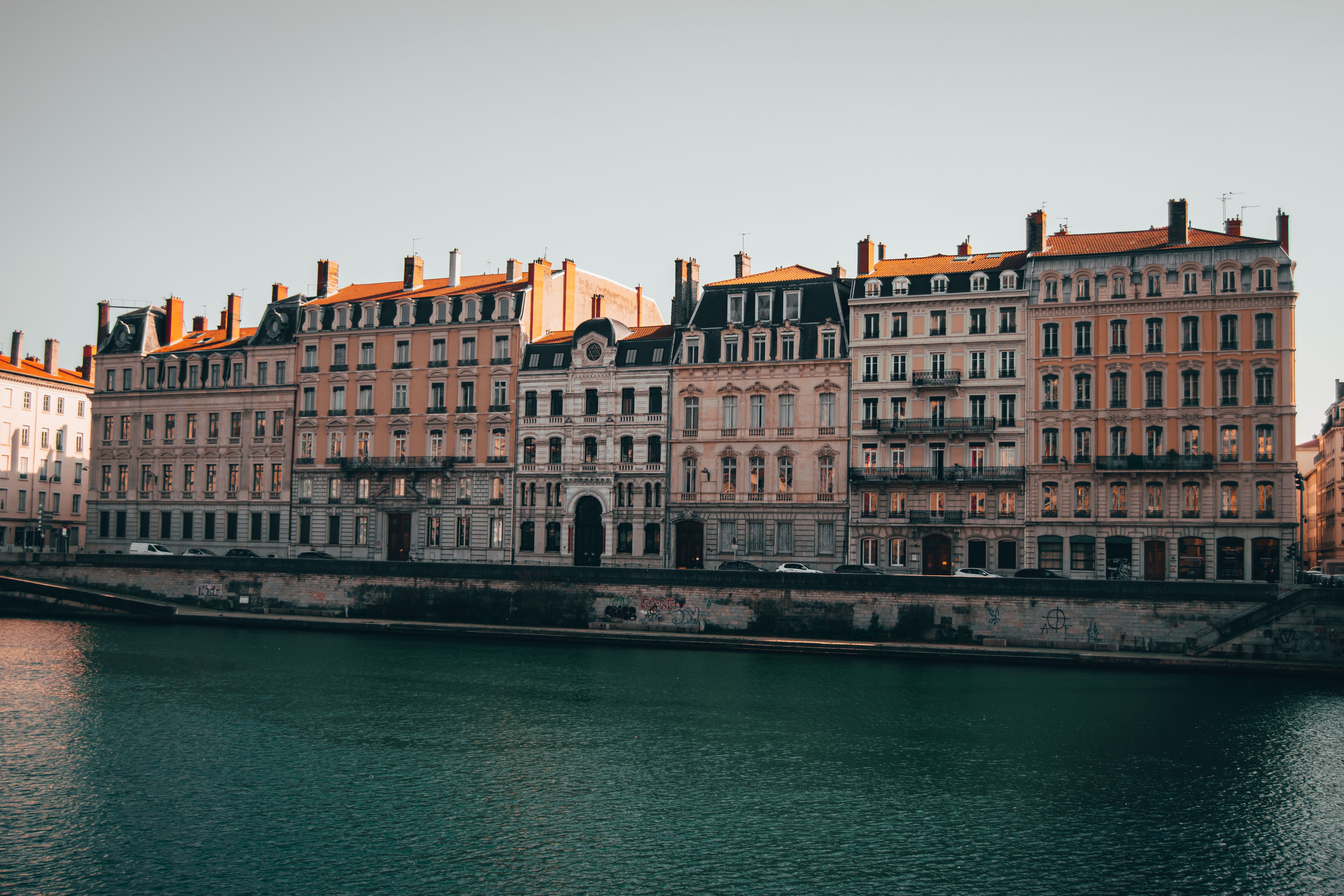 Des immeubles anciens au bord du Rhône à Lyon
